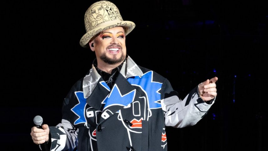 Boy George disse que não acha que a política LGBTQ+ moderna 'ajudou alguém.' (Foto: Reprodução)