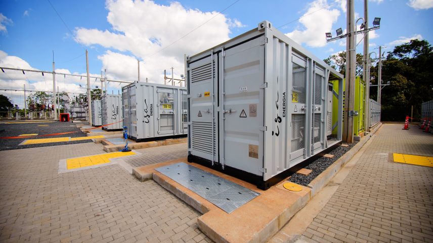 Sistema de 30 MW de potência e capacidade de entregar 60 MWh por duas horas foi desenvolvido especificamente para atender as demandas sazonais do litoral paulista (Foto: ISA ENERGIA/Divulgação)