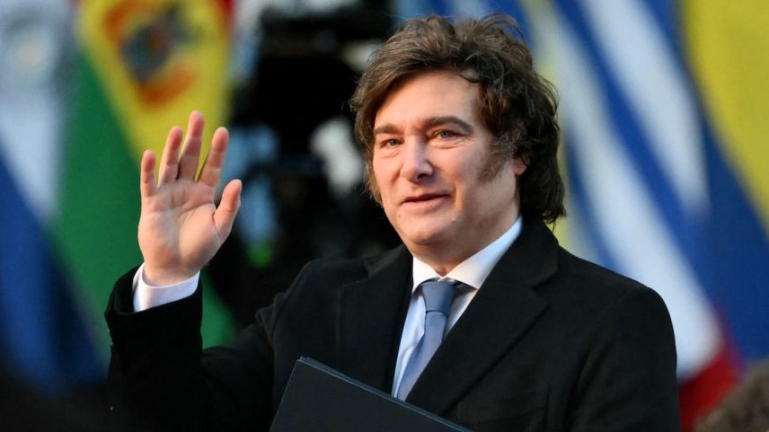 Ministério da Defesa da Argentina retomou diálogo com Reino Unido para um acordo militar; negociação do governo Javier Milei ameaça contrariar a China e agradar os Estados Unidos (Foto: Luís Robayo/AFP)