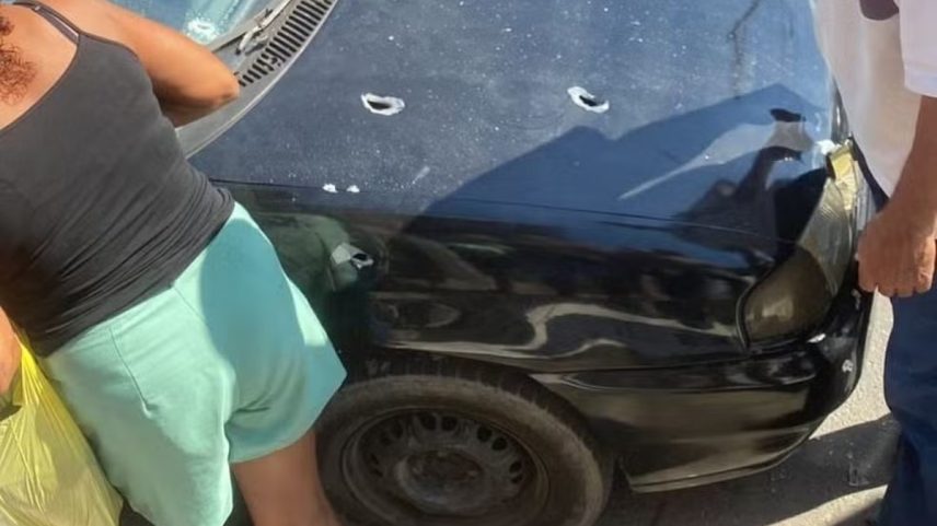 Carro das vítimas com as marcas dos tiros (Foto: Reprodução)