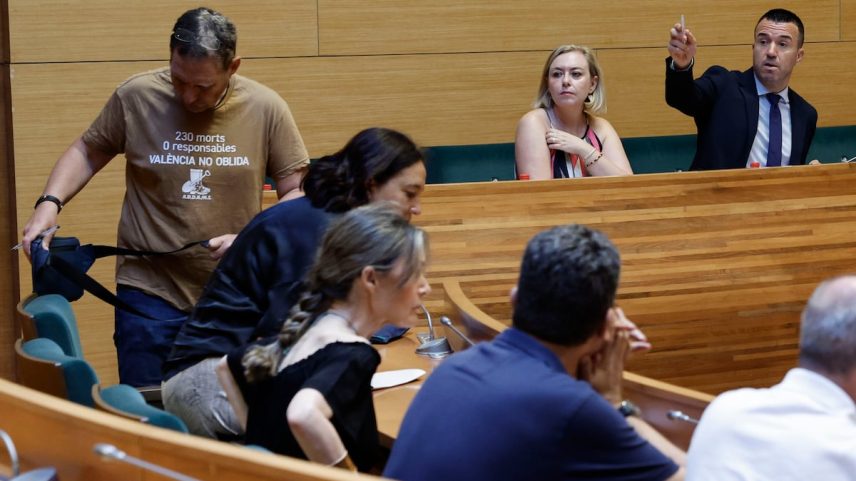 Christian Lesaec (de pé), presidente da Associação de Damnificados pela dana Horta Sud, assiste nesta terça-feira à sétima sessão da Comissão não permanente de estudo sobre a gestão da dana e para a recuperação das comarcas afetadas que celebra a Diputação de Valência. (Foto: Biel Alino/EFE)