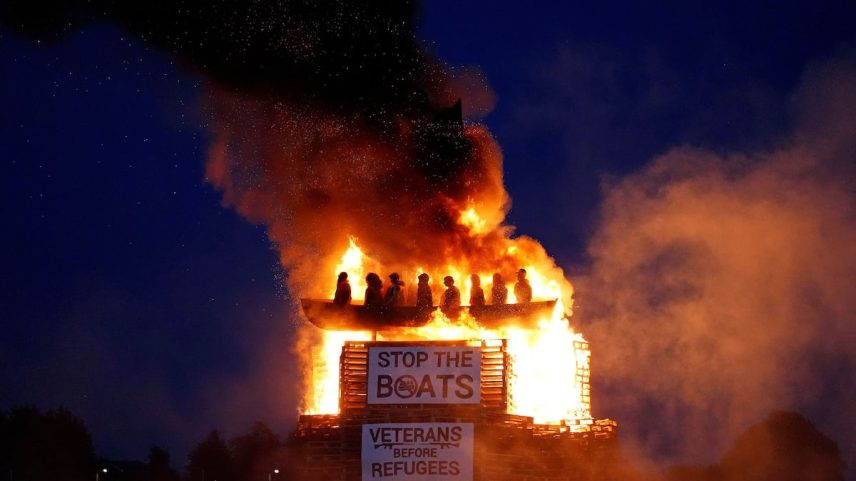 Um bote com figuras de migrantes arde na fogueira de Moygashel (Irlanda do Norte), este quinta-feira. (Foto: Niall Carson/AP)