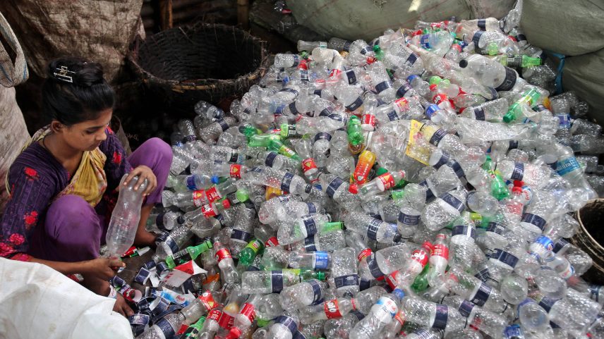 Mulher separa garrafas plásticas em Dhaka, Bangladesh. (Foto: Habibur Rahman - 19.mai.25/Xinhua)