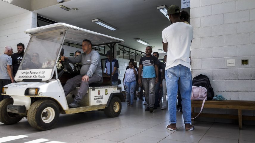 Velório em cemitério na zona leste da capital (Foto: Rubens Cavallari - 13.mar.2023/Folhapress)