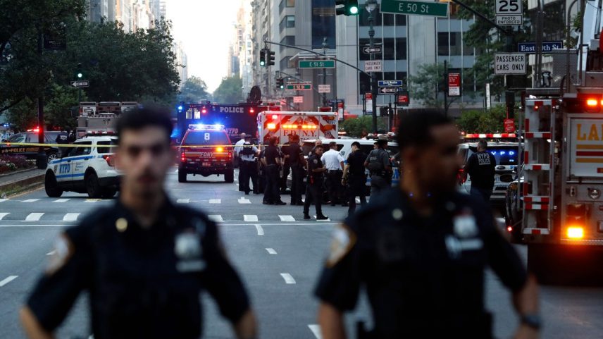 Policiais cercam área onde atirador abriu fogo e matou ao menos quatro pessoas em Nova York (Foto: John Lamparski / AFP)