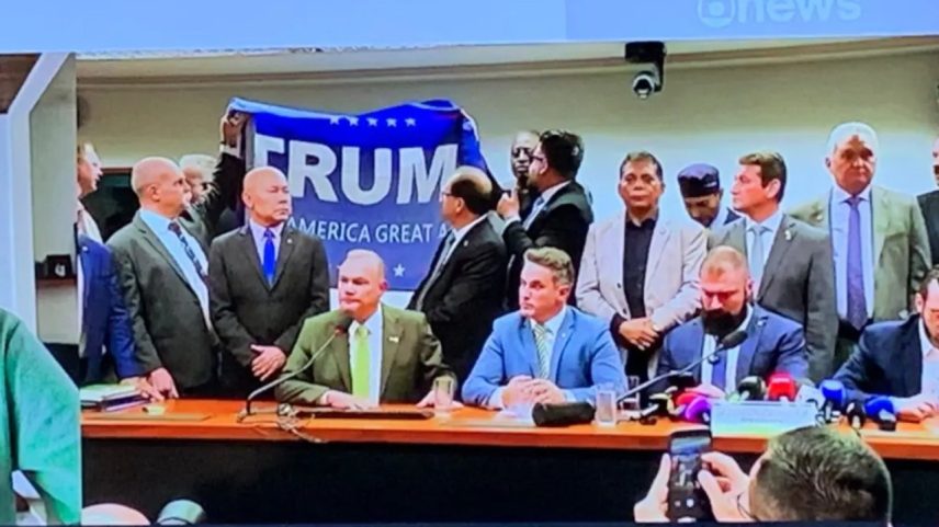Deputados erguem bandeira em apoio a Trump no Congresso Nacional (Foto: TV/Reprodução)