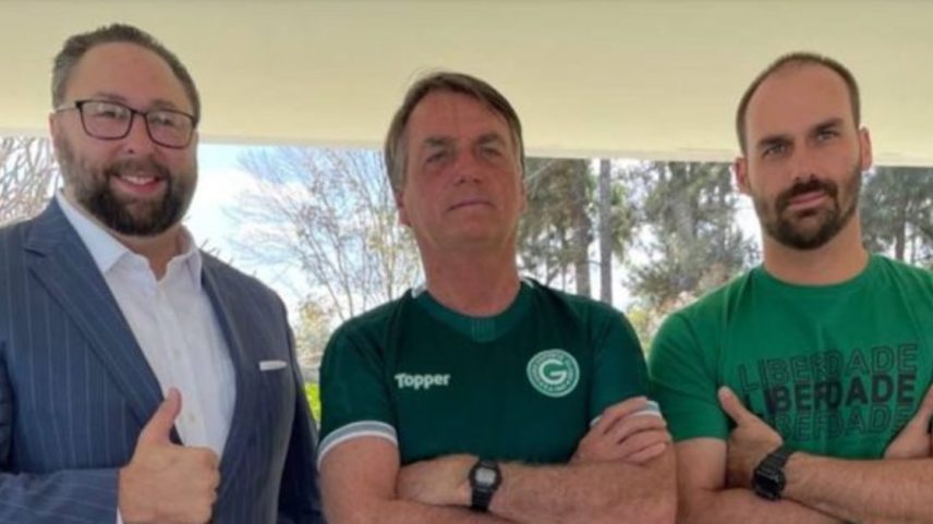 Jason Miller, Jair Bolsonaro e Eduardo Bolsonaro em 2022 (Foto: Reprodução/Twitter)