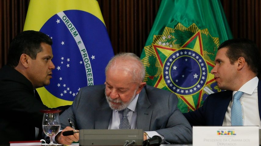 Lula assina medida provisória (MP) do setor elétrico ao lado dos presidentes do Senado, Davi Alcolumbre (União Brasil-AP), e da Câmara, Hugo Motta (Republicanos-PB) (Foto: Cristiano Mariz/Agência O Globo)