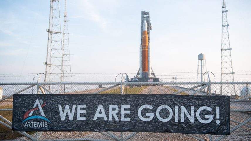 Um foguete SLS da NASA na plataforma de lançamento do Centro Espacial Kennedy, na Flórida, em 2022. (Foto: Joel Kowsky / NASA)
