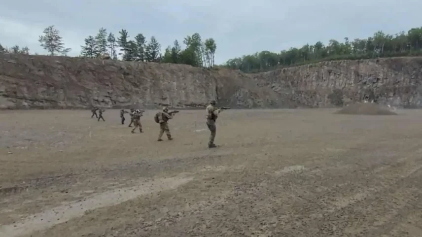 Polícia no Canadá divulgou imagens mostrando o homem acusado supostamente participando de treinamento militar. (Foto: RCMP)