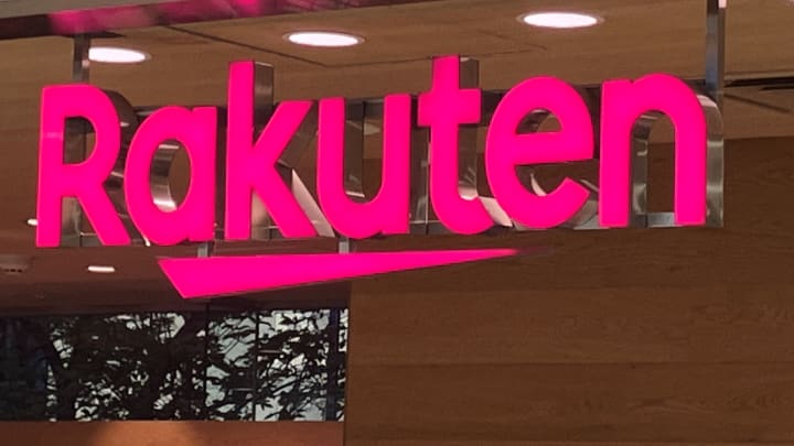 Uma visão do logotipo da Rakuten Mobile em sua filial em Tóquio, Japão, 28 de novembro de 2023. (Foto: Staff | Reuters)