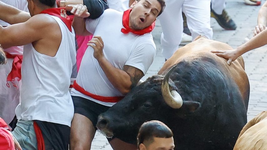 Um moço é corneado por um dos touros da ganadería Álvaro Núñez durante o terceiro encierro dos Sanfermines 2025, nesta quarta-feira em Pamplona. (Foto: Villar López/EFE)