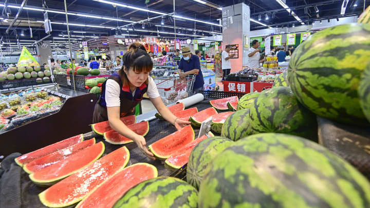 Clientes fazem compras em um supermercado na cidade de Qingzhou, na província de Shandong, leste da China, em 9 de agosto de 2023. (Foto: Costfoto | Nurphoto | Getty Images)