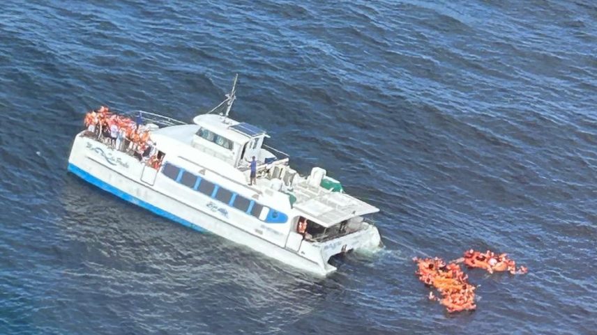 Embarcação fica à deriva após acidente em Cacha Pregos, na Ilha de Itaparica (Foto: Reprodução/Redes Sociais)