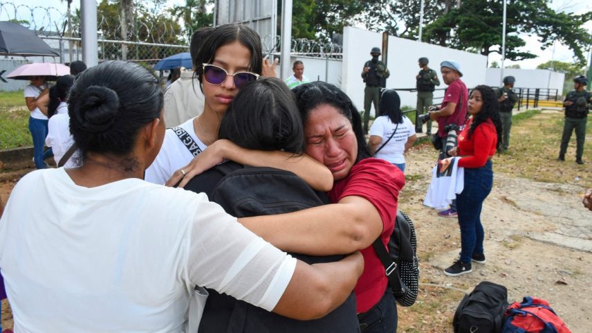 Família chora por seu parente detido em protesto pós-eleitoral do lado de fora da prisão de Tocuyito, Venezuela (Foto: Jacinto OLIVEROS / AFP)