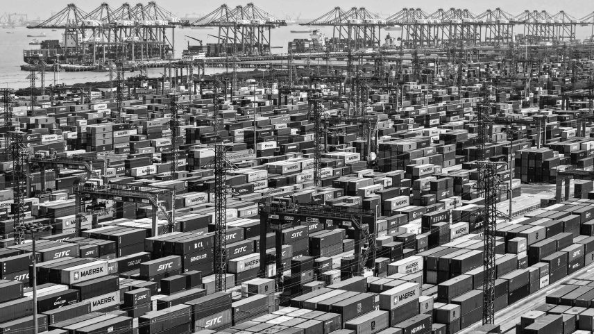 Contêineres no porto de Xangai (China), o maior do mundo (Foto: STR/AFP)