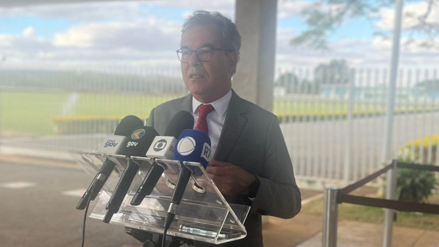 O presidente da ApexBrasil, Jorge Viana, após reunião com Lula no Palácio da Alvorada — Foto: Luísa Marzullo/ Agência O Globo