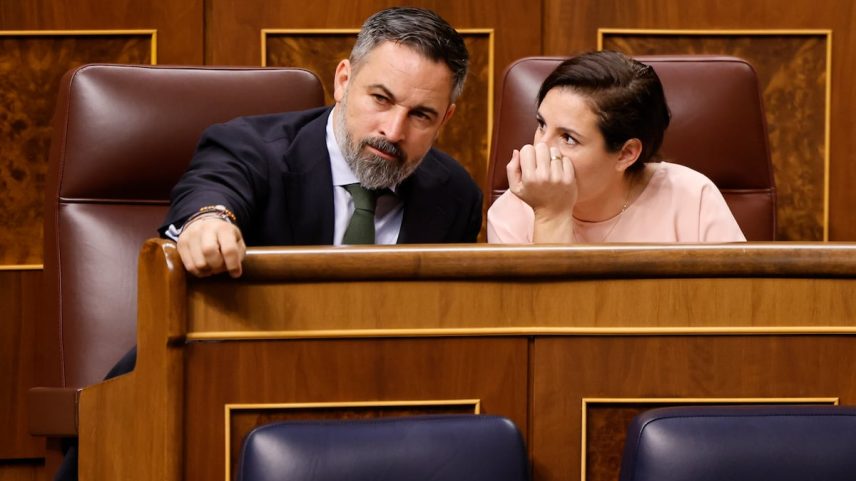 O líder do Vox, Santiago Abascal, conversa com a deputada por Almería, Rocío de Meer, em 2024. (Foto: Sergio Pérez - EFE)