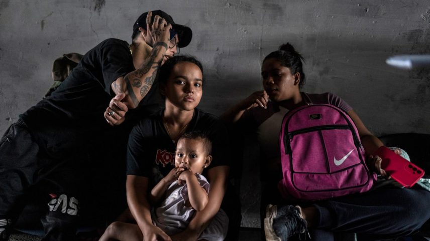 Venezuelanos organizam o retorno à Venezuela, em Puerto Pilon, Panamá (Foto: Federico Rios Escobar/NYT)