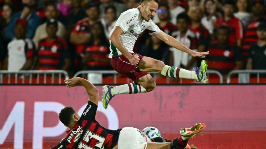 Danilo briga pela bola com Renê no Fla-Flu: jogador do Flamengo tem suspeita de lesão (Foto: Pablo Porciuncula/AFP)