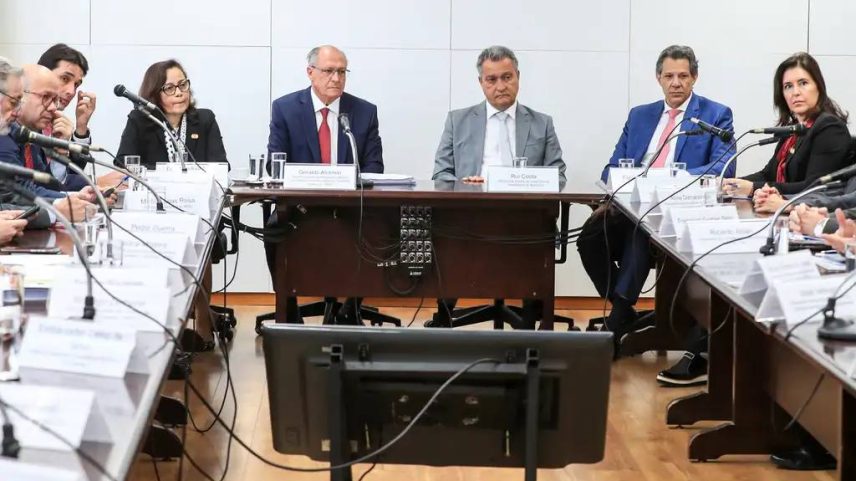 Vice presidente Geraldo Alckmin (e), ministro da Casa Civil, Rui Costa (2e), ministro da Fazenda, Fernando Haddad (3e), e a ministra Simone Tebet (d), participam da reunião do comitê de negociação realiza primeiras reuniões para discutir medidas à tarifa de 50% dos EUA. Reunião com setores industriais que têm mais relação de comércio exterior com os EUA. (Foto: Lula Marques/Agência Brasil)