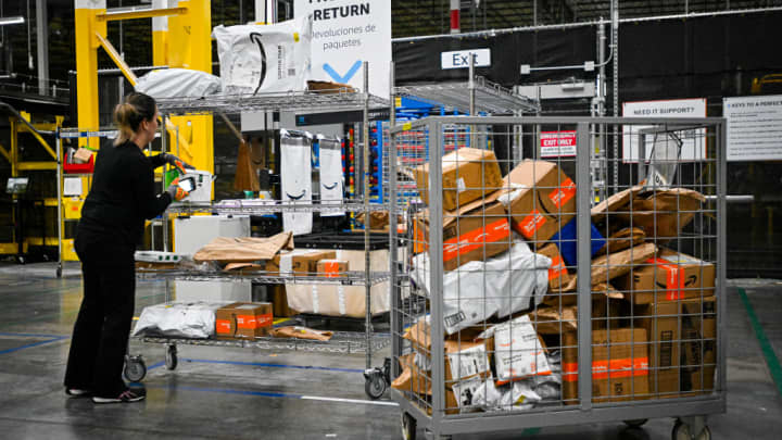 Um funcionário da Amazon trabalha para atender pedidos de entrega no mesmo dia durante a Cyber Monday, um dos dias mais movimentados da empresa em um centro de distribuição da Amazon em 2 de dezembro de 2024, em Orlando, Flórida. (Foto: Miguel J. Rodriguez Carrillo | Getty Images)