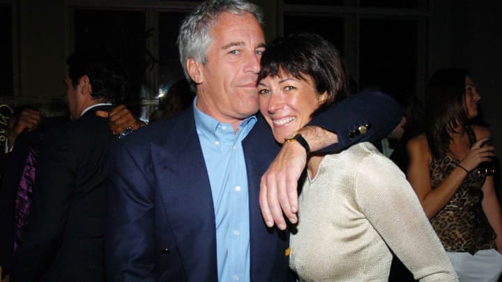 Jeffrey Epstein e Ghislaine Maxwell participam do evento de patrocinadores de de Grisogono na Série de Concertos de Wall Street de 2005, em benefício do Wall Street Rising, com uma apresentação de Rod Stewart, no Cipriani Wall Street em Nova York, em 15 de março de 2005. (Foto: Joe Schildhorn | Patrick McMullan | Getty Images)