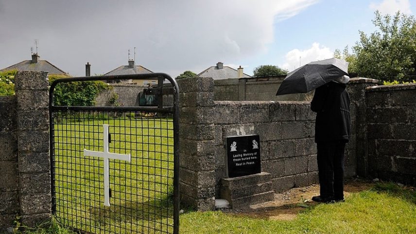Supõe-se que os restos de quase 800 bebês e crianças estejam no local (Foto: Clodagh Kilcoyne/Getty Images)