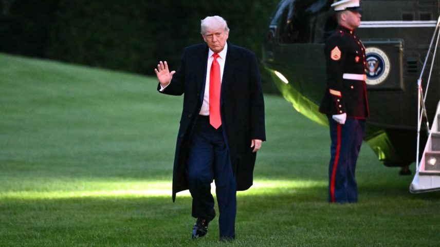 O presidente dos EUA, Donald Trump, desce do Marine One no gramado sul da Casa Branca (Foto: Mandel Ngan/AFP)