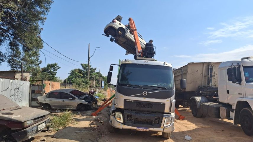 Ferro-velho interditado em Nova Iguaçu (Foto: Divulgação)