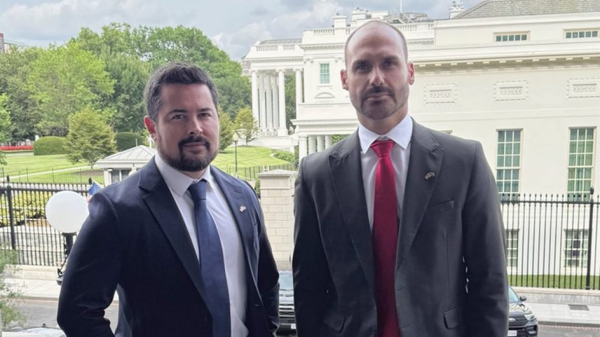 Paulo Figueiredo (à esquerda) e Eduardo Bolsonaro (à direita) após reunião na Casa Branca (Foto: Reprodução)