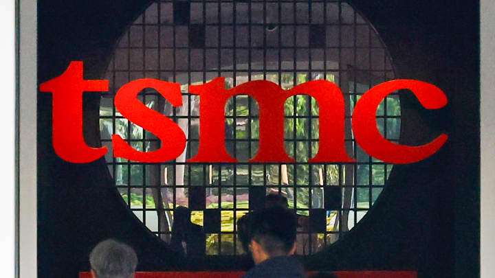 Uma motocicleta é vista perto de um edifício da Taiwan Semiconductor Manufacturing Company (TSMC), que é uma empresa multinacional taiwanesa de fabricação e design de semicondutores, em Hsinchu, Taiwan, em 16 de abril de 2025. (Foto: Daniel Ceng | Anadolu | Getty Images)