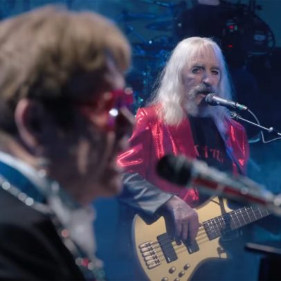 Elton John lança clipe de 'Stonehenge' em homenagem a 'Spinal Tap II'