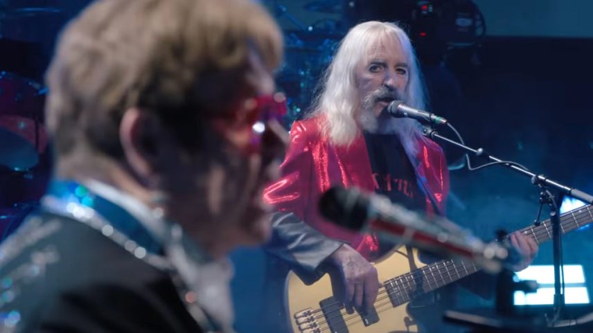 Elton John aumenta o volume para 11 com Spinal Tap em um novo vídeo remake de seu hino icônico 'Stonehenge' da trilha sonora da sequência que está por vir. (Foto: Reprodução)