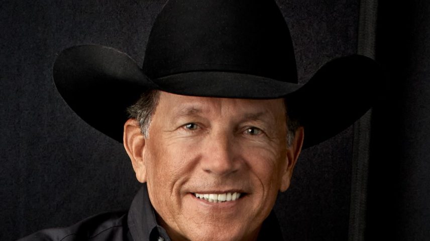 George Strait se apresentou para um show beneficente para ajudar as vítimas das enchentes no Texas. (Foto: Reprodução)