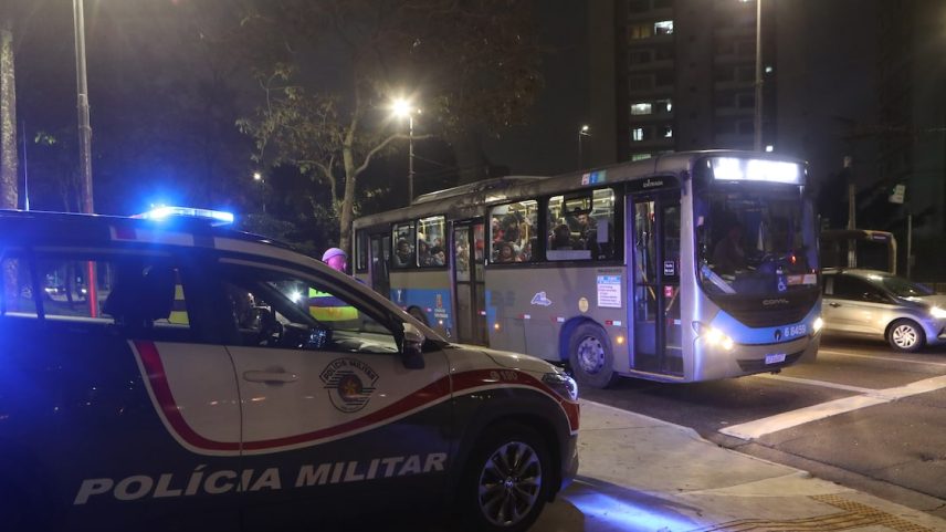 Reforço de policiamento contra vandalismo na esquina da Av. Eng. Armando de Arruda Pereira x R. Cel Luís de Faria e Sousa, na zona sul (Foto: Alex Silva / Estadão)