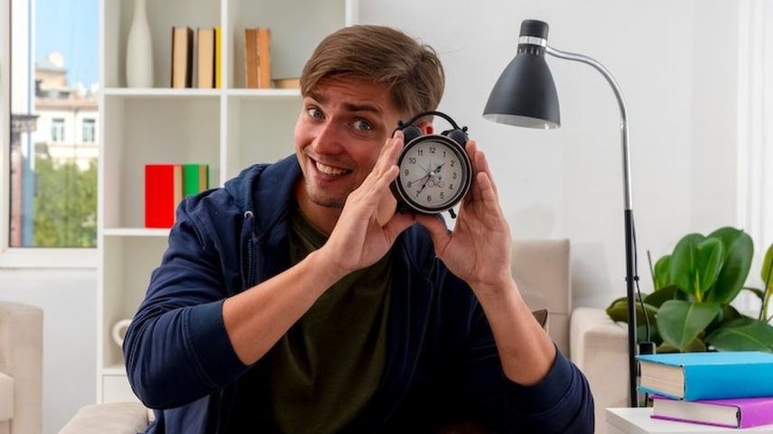 Jovem atrasado (Foto: Freepik)