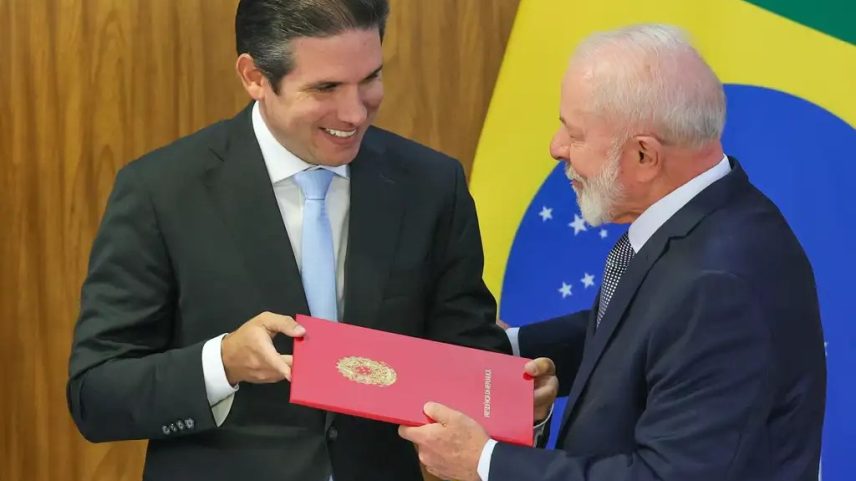 Presidente da Câmara dos Deputados, Hugo Motta, e o presidente Luiz Inácio Lula da Silva (Foto: Fabio Rodrigues-Pozzebom/Agência Brasil)