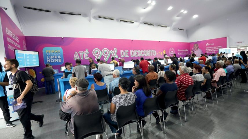 DEVEDORES - Feira de renegociação de dívidas: inadimplência é alta no Brasil (Foto: Renato S. Cerqueira/Futura Press)