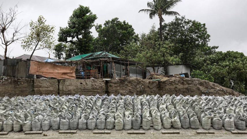 Sacos de areia sobre blocos de cimento para evitar inundações e erosão na orla do rio Yamuna em Sirajganj, Bangladés, em 29 de maio de 2025. (Foto: Valeria Mongelli)