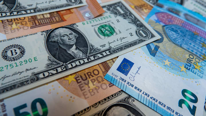 O euro teve ganhos significativos em relação ao dólar em meio à incerteza em torno das políticas tarifárias do presidente Trump. (Foto: Matt Cardy | Getty Images News | Getty Images)