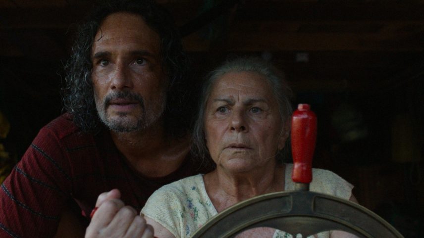 Rodrigo Santoro e Denise Weinberg em cena de 'O último azul' (Foto: Guillermo Garza / Divulgação)
