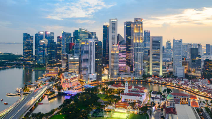Cingapura mantém seu título como a cidade mais cara para indivíduos de alta renda, de acordo com o relatório Global Wealth and Lifestyle 2025 do Julius Baer. (Foto: Getty Images)