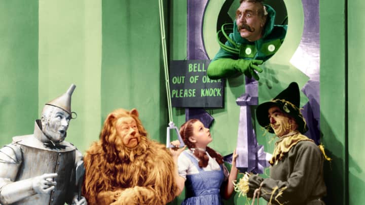 Jack Haley (1898 - 1979) como o Homem de Lata, Bert Lahr (1895 - 1967) como o Leão Covarde, Judy Garland (1922 - 1969) como Dorothy, Ray Bolger (1904 - 1987) como o Espantalho e Frank Morgan (1890 - 1949) como o Porteiro da Cidade Esmeralda em 'O Mágico de Oz', 1939. (Foto: Silver Screen Collection | Moviepix | Getty Images)