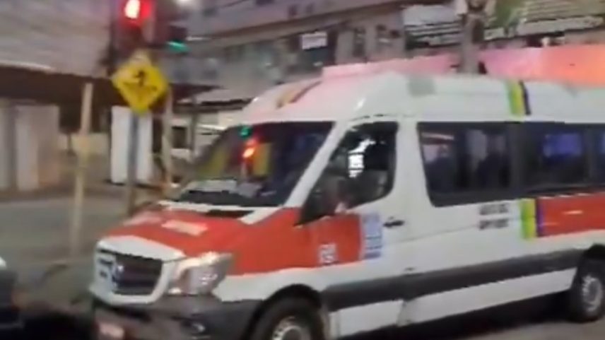 Van da Avenida Cesário de Melo, em Paciência: categoria fez protesto após colega ser baleado em discussão de trânsito (Foto: Reprodução)