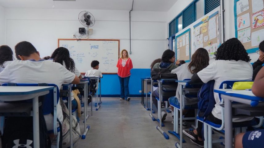 Professor em sala de aula em escola municipal do Rio (Foto: Guilherme Oliveira/Divulgação)