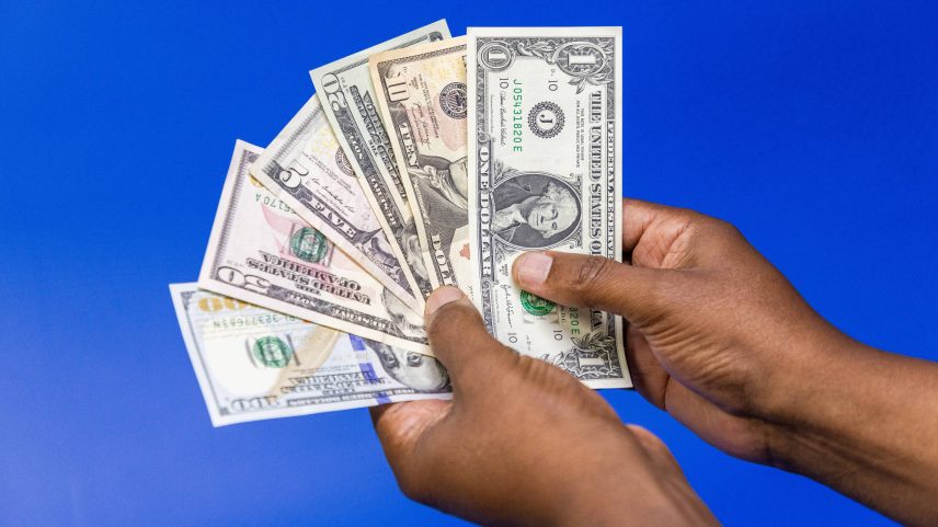 Pessoa segura notas de dólar (Foto: Pedro Affonso - 18.dez.2024/Folhapress)
