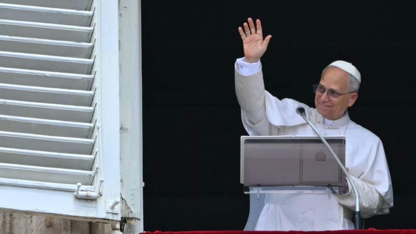 Papa Leão XIV acena para fiéis na Praça de São Pedro (Foto: Andreas SOLARO / AFP)