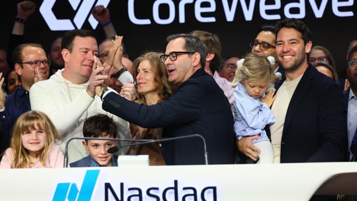 Os fundadores da CoreWeave, Brian Venturo, à esquerda com moletom, e Mike Intrator, se cumprimentam após tocar o sino de abertura na sede da Nasdaq em Nova York em 28 de março de 2025. (Foto: Michael M. Santiago | Getty Images News | Getty Images)