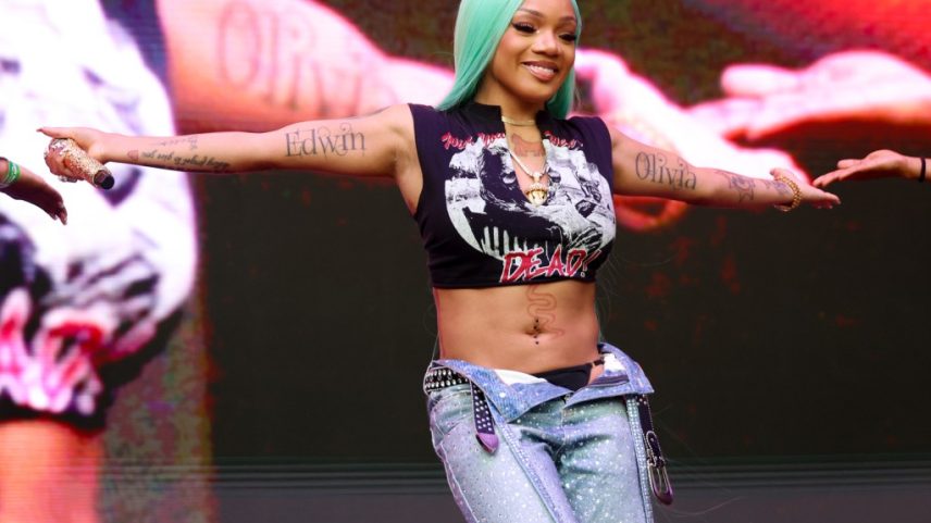 GloRilla trouxe o estilo de Memphis para Indianápolis ao ser a atração principal do Show de Intervalo do Jogo das Estrelas da WNBA de 2025 no sábado (19 de julho). (Foto: Reprodução)